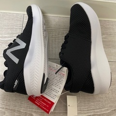 【新品】ニューバランス　スニーカー　キッズ　17㎝　ブラックの画像
