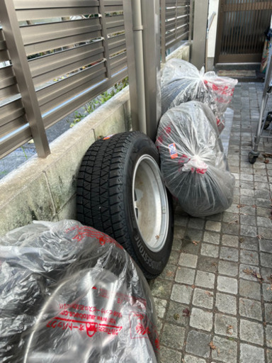 ブリヂストン スタッドレスタイヤ?  トヨタのハリアー車