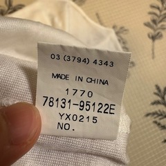 レース装飾の白いタンクトップの画像