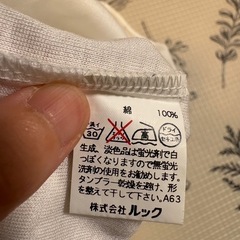 レース装飾の白いタンクトップの画像