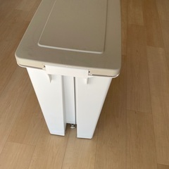 【美品】ゴミ箱 45L　ダストボックス　LIFELEX ペダルペールの画像