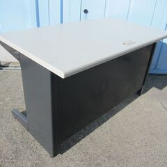 事務机　1200ｘ700ｘ700　ニューグレー/ブラック　平デスク　プラス製の画像