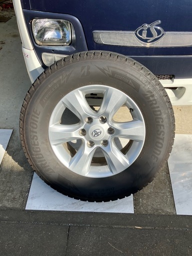 美品 　ブリザック　効き目は抜群スタッドレス　ランクル　プラド　ハイラックス