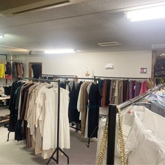 業者様、個人事業主様向け大イベント‼️卸倉庫内茶色値札全品70%OFF🤯🤯🤯完全予約制、まずはご連絡ください❗️PRADA、ヴィヴィアン・ウエストウッド、NIKE、adidas、ニューバランス、チャンピオンなどのダウン、コート、ワンピース、スニーカー、ブーツ、パンプスなど🧥👗👟👢🥿👖👚11月22日〜12月1日まで❗️入会金、ミニマムなど一切なし❗️費用は商品代金のみです❗️身分証明書や古物証明書のご提示も不要❗️の画像