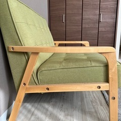 ニトリ　
緑色のソファーの画像