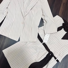 新品タグ付き13号スーツ３点セットの画像