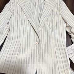 新品タグ付き13号スーツ３点セットの画像