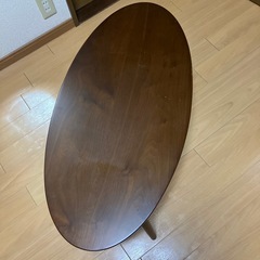 低いテーブル