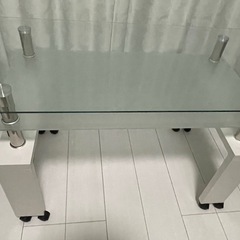 白いガラステーブル　キャスター付きの画像