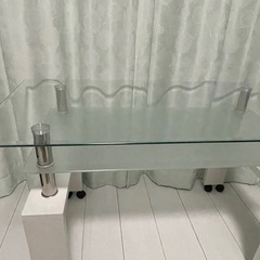 白いガラステーブル　キャスター付きの画像