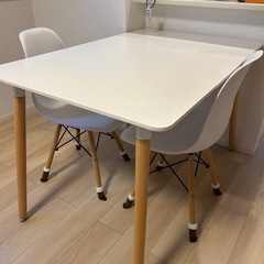 ダイニングテーブル　イス3脚ありますの画像