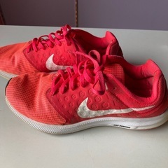 Nikeレディース用ランニングシューズの画像