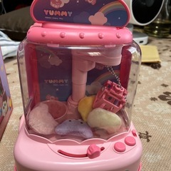 小さめ　クレーンゲーム　19センチ× 20センチ　マチ12センチ　人形6個入り　美品　1、2回使用　飴やお菓子や、消しゴム、小さな人形入れても楽しいかもです　の画像