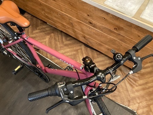 【 ALTAGE前後タイヤ新品！】6段変速　26インチクロスバイク　ボルドーベージュ