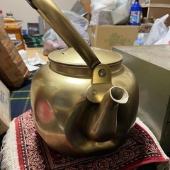 大きなやかんです。取っ手が針金にの画像