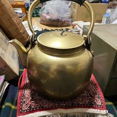大きなやかんです。取っ手が針金に