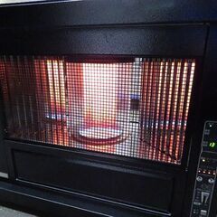 北海道 千歳市/恵庭市 近郊配送 TOYOTOMI/トヨトミ 両面輻射式 煙突式 半密閉式 石油ストーブ HR-T650F/2021年製 コンクリート27畳/木造17畳 動作確認済み 暖房の画像