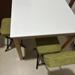 テーブルと椅子2脚