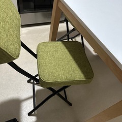 テーブルと椅子2脚の画像