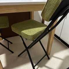 テーブルと椅子2脚の画像