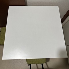 テーブルと椅子2脚の画像