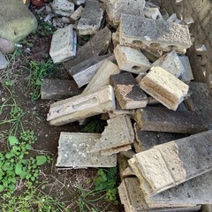 ブロック塀　コンクリート　石　瓦礫　ガラ