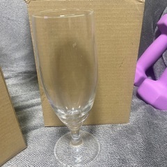 水、ジュース、カクテルグラス
