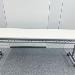 オフィスでも利用できる折りたたみテーブル（最大個数30台）