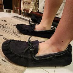 黒 スエード スリッポン モカシン 靴 メンズの画像