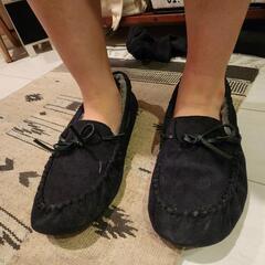 黒 スエード スリッポン モカシン 靴 メンズの画像