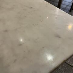 大理石テーブルの画像