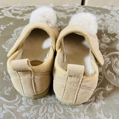 新品未使用！ベビー靴　14cm ベージュ　ポンポン　女の子の画像