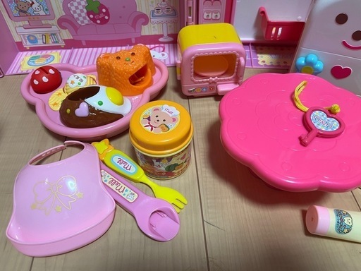 美品　メルちゃんおうち、冷蔵庫、電子レンジ、木のダイニングセット、お子様ランチほか