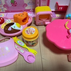 美品　メルちゃんおうち、冷蔵庫、電子レンジ、木のダイニングセット...