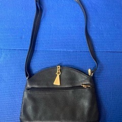 使いやすい革のショルダーバッグ