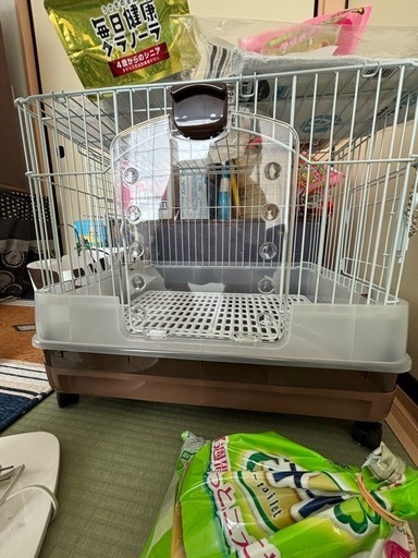 うさぎ小屋とシニア用の餌のセット