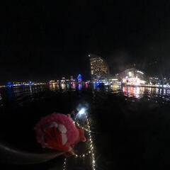 横浜は帷子川でサンタクロースの仮装でSUPクルージング