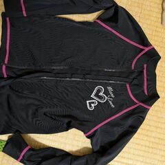 ラッシュガードです。サイズは130　使用感あります！