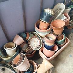無料でお譲り致します。陶器製植木鉢他 引取お願い致します。