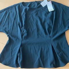 新品　UNIQLOブラウス