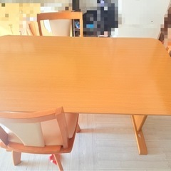 ダイニングテーブルの画像