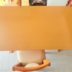 ダイニングテーブルの画像