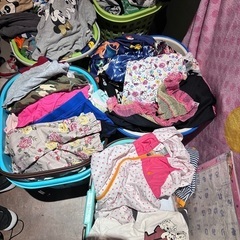 海外子供服店前で全て100円セール