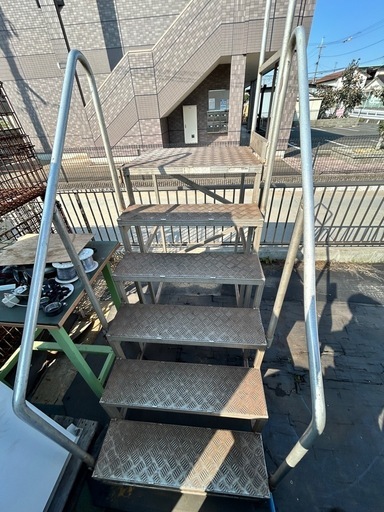 手すり付き昇降階段