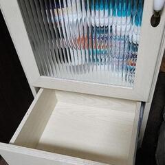 ガラス扉 引出し 棚 カントリー風の画像