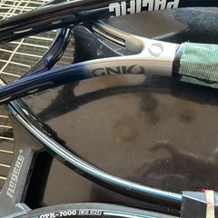テニスラケット。3本あります。使用したラケットです。新しいラケット購入の際は1割で下取りをしてくれるお店が多いので下取りに利用するのも一考では。の画像