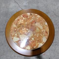 大理石のサイドテーブルの画像