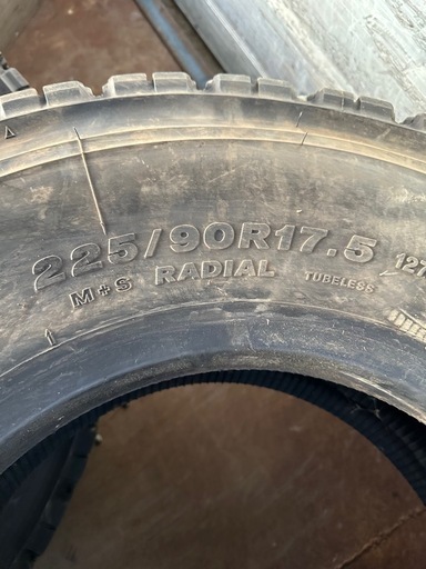 4トン　中型　ブリヂストン　スタッドレス　225\90R17.5