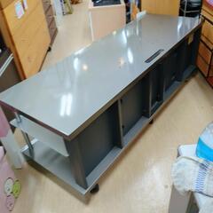 【0円】テレビボード✨テレビ台☆TV台☆シルバーカラー、キャスター付、小傷・シミ汚れあります。幅142㎝×奥行49㎝×高さ48㎝【浜村鹿野温泉ICから3分 買取本舗 宮本リサイクル 営業時間9～19時 定休日水曜のみ←連絡できませんm(_ _)m】の画像