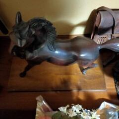 力強く走る木彫りの馬の画像